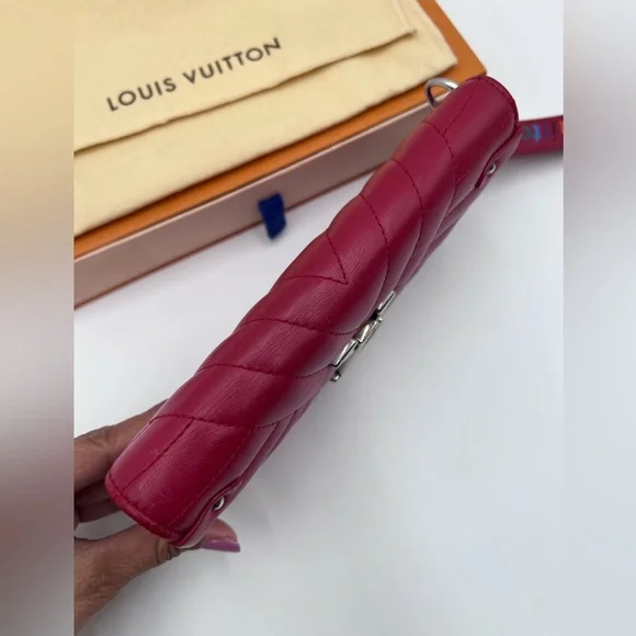 LOUIS VUITTON New Wave Long Wallet/Wristlet
Quilted Leather Rouge - Picture 6 of 16